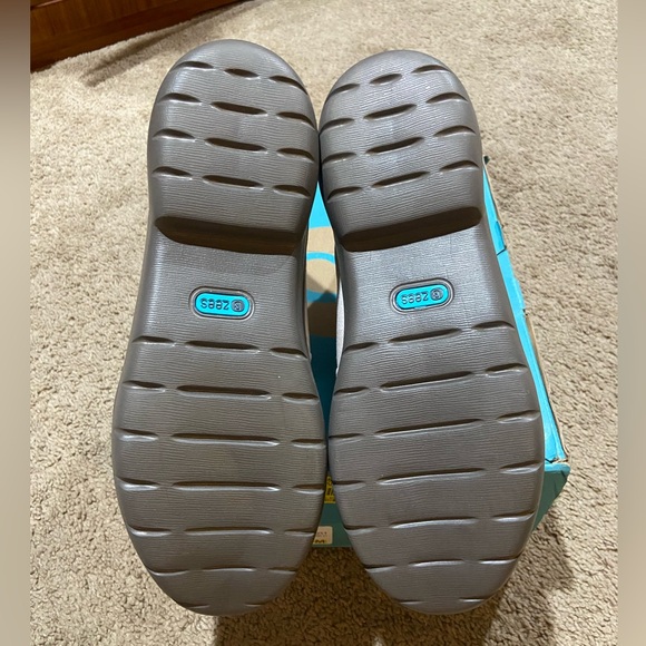 Bzees Kick Back Fabric Comfort Boots Women’s Size 10 M Stretch Fit Cushion Taupe - Picture 13 of 13